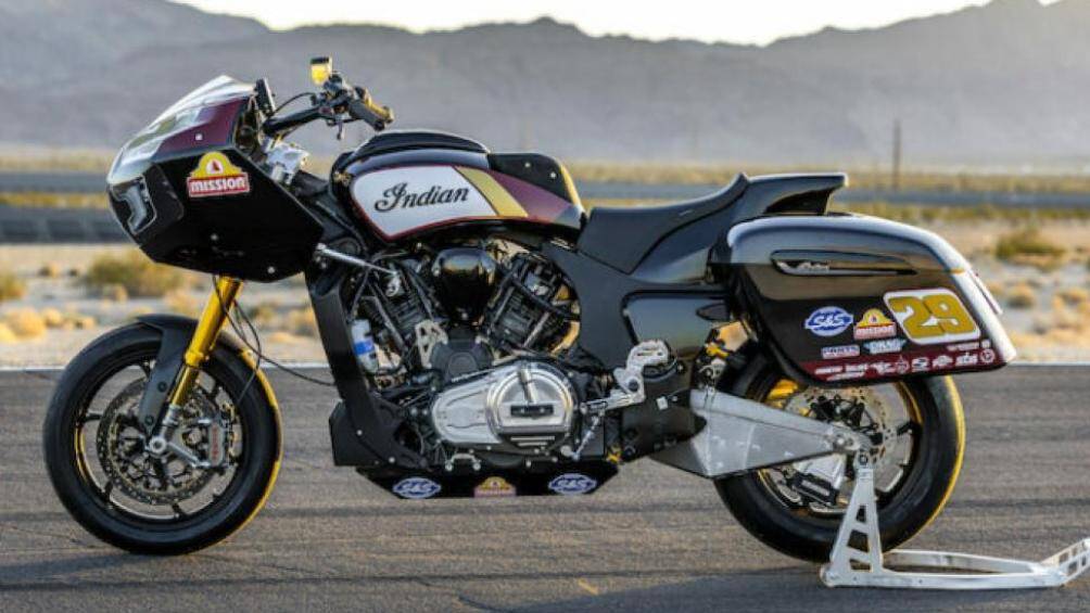 Lốp xe đua Dunlop bọc quanh bộ vành OZ Cattiva 17 inch, phanh Brembo M4 cùng cặp đĩa Alpha Racing phía trước và phanh Hayes kẹp đĩa EBC phía sau