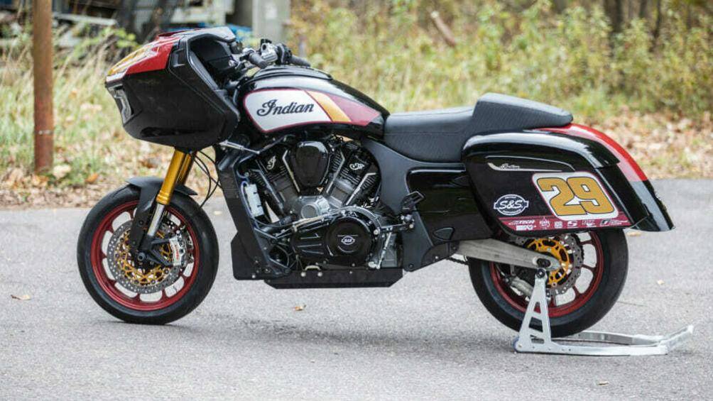 Nền tảng của Challenger RR dựa trên chiếc bagger Challenger thương mại nhưng lại sở hữu rất ít bộ phận chung với chiếc xe "đàn anh"