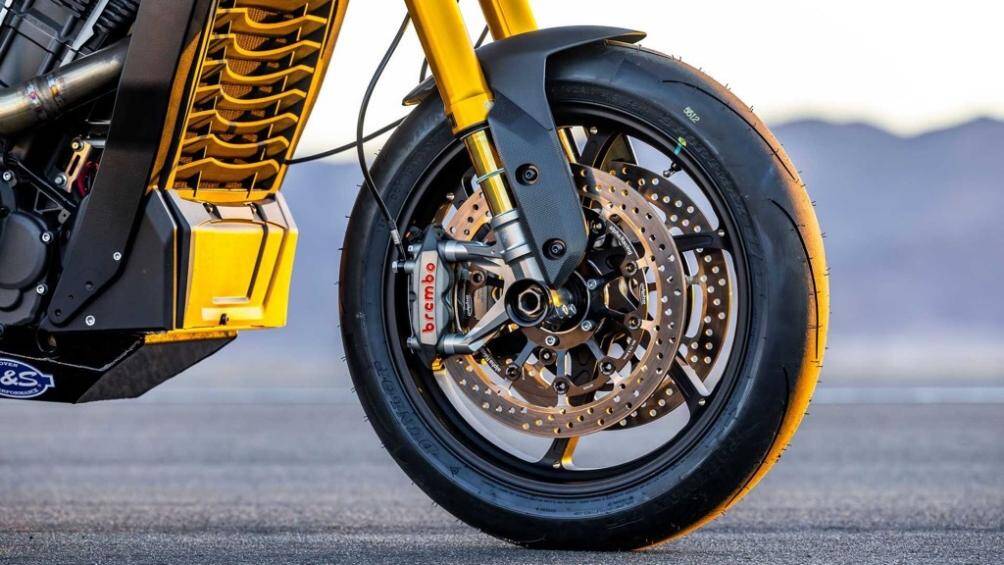 Bảo vệ động cơ là một tấm ốp gầm S&S, ngoài ra Indian cũng thay gác chân mới để tránh cà mặt đường khi cua như Challenger thường