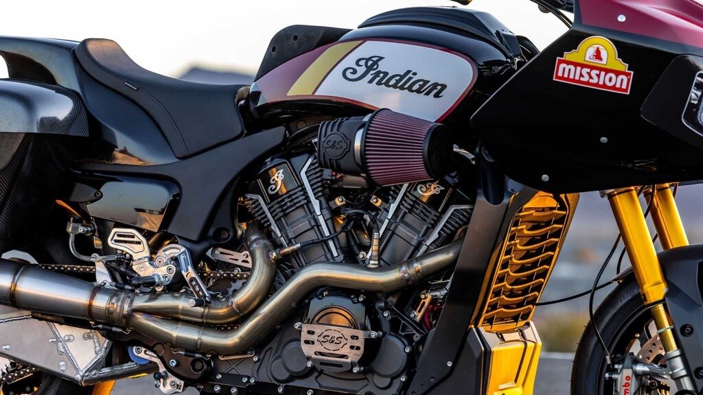 Để tận dụng tối đa sức mạnh đó, "dàn chân" cũng có các thay đổi như gắp nhôm sau, phuộc Ohlins FGR250 trước/Ohlins TTX