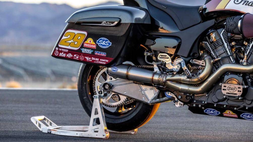 Dàn vỏ gồm cặp thùng sợi carbon và các dè sợi thuỷ tinh. Challenger RR cũng kèm theo ECU Maxx, bảng đồng hồ AIM MXS, bộ ghi dữ liệu trường đua...