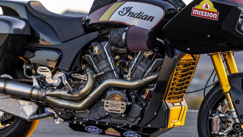 Hợp tác cùng hãng độ động cơ S&S, Indian đã độ lại pô, trục cam mới, nòng trái cỡ lớn để nâng dung tích động cơ từ 1.768cc lên 1.835cc