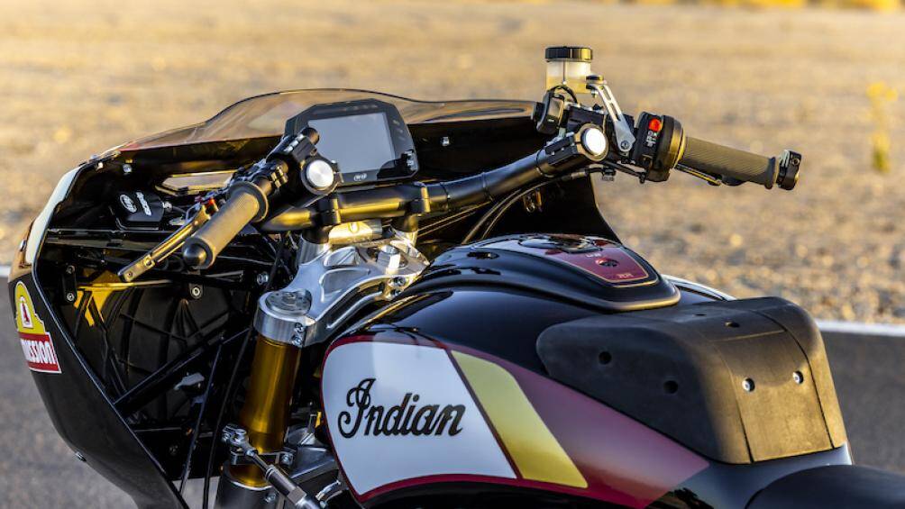 Xe cũng thay đổi bởi bộ chảng ba S&S kèm ghi-đông điều chỉnh được. Yên xe và quây gió mới ngắn hơn, loại bỏ các đèn chiếu sáng/tín hiệu