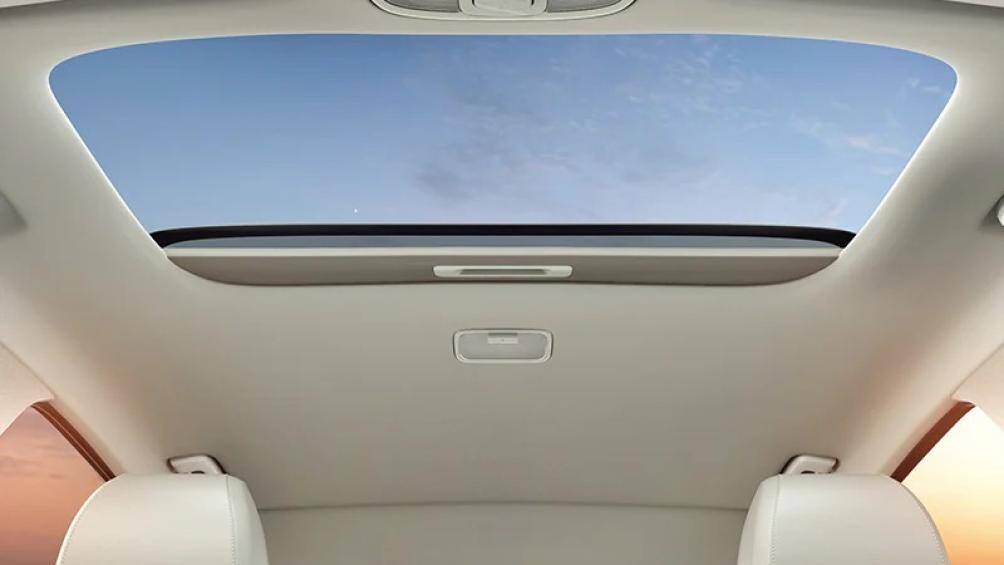 Các phiên bản cao có cửa sổ trời chỉnh điện