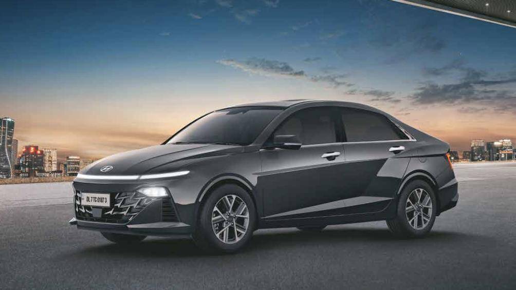 Hyundai Accent 2023 có chiều dài x rộng x cao tương ứng 4.535 x 1.765 x 1.475 (mm) - lớn hơn so với đời trước. Chiều dài cơ sở được nâng lên 2.670 mm, tốt hơn đáng kể mặt bằng chung phân khúc sedan hạng B