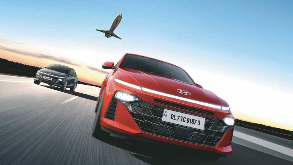 Cùng với đó, Accent 2023 được trang bị gói công nghệ hỗ trợ lái Hyundai SmartSense với tính năng tự hành cấp độ 2, cảnh báo va chạm sớm, hỗ trợ giữ làn đường, cảnh báo điểm mù, cảnh báo tài xế tập trung... đi kèm là 6 túi khí tiêu chuẩn