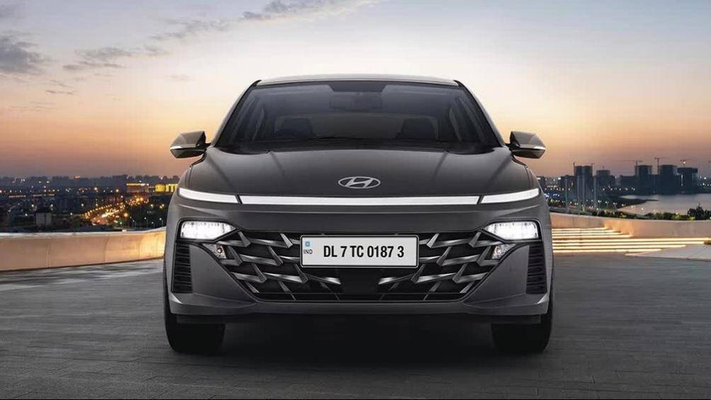 Phần đầu gây ấn tượng với dải LED ban ngày kéo dài, bao gần hết chiều rộng của xe. Đây cũng là chi tiết nhận diện mới được Hyundai áp dụng trên nhiều mẫu ô tô như Stargazer, Grandeur