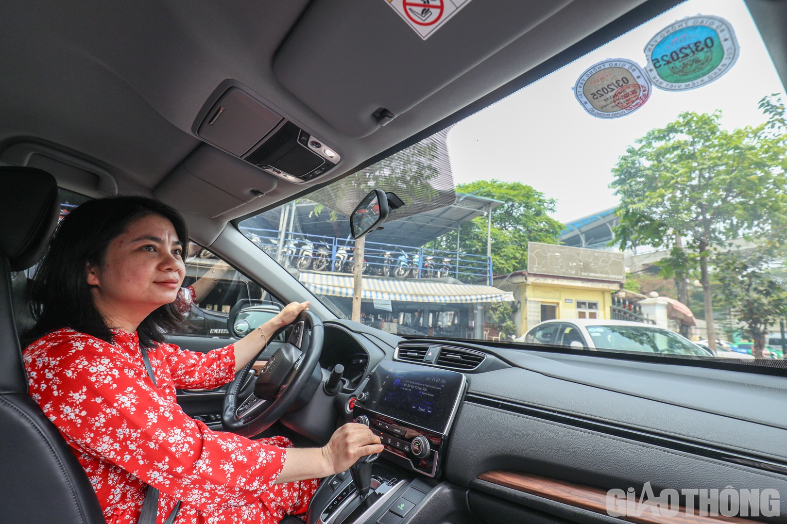 Cũng như anh Tuấn, chị Nguyễn Thị Tuyết (quận Cầu Giấy) đã đưa ô tô 7 chỗ của gia đình đi đăng kiểm tại Trung tâm đăng kiểm 2903V. Chỉ sau 50 phút đến, mọi công đoạn kiểm tra xe đã hoàn tất, không những vậy, chu kỳ kiểm định xe của chị còn được kéo dài từ 18 tháng lên 24 tháng. “Một tuần trước tôi đi đăng ký lịch đăng kiểm và nhận phiếu hẹn kiểm định trong hôm nay, vừa đúng thời điểm được kéo dài chu kỳ kiểm định, phấn khởi lắm. Đăng kiểm viên rất nhiệt tình, kiểm định xe diễn ra nhanh chóng, thuận lợi”, chị Tuyết chia sẻ thêm.