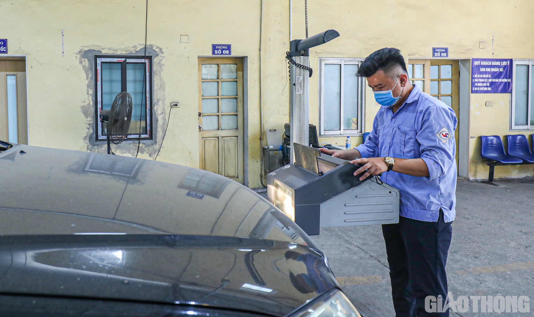 Trong đó, xe cá nhân dưới 9 chỗ, sản xuất đến 7 năm, chu kỳ kiểm định định kỳ là 24 tháng (tăng 6 tháng). Sản xuất trên 7 năm đến 20 năm, chu kỳ kiểm định 12 tháng. Trước đây, chu kỳ 12 tháng chỉ dành cho các xe có thời gian sản xuất trên 7 năm đến 12 năm.