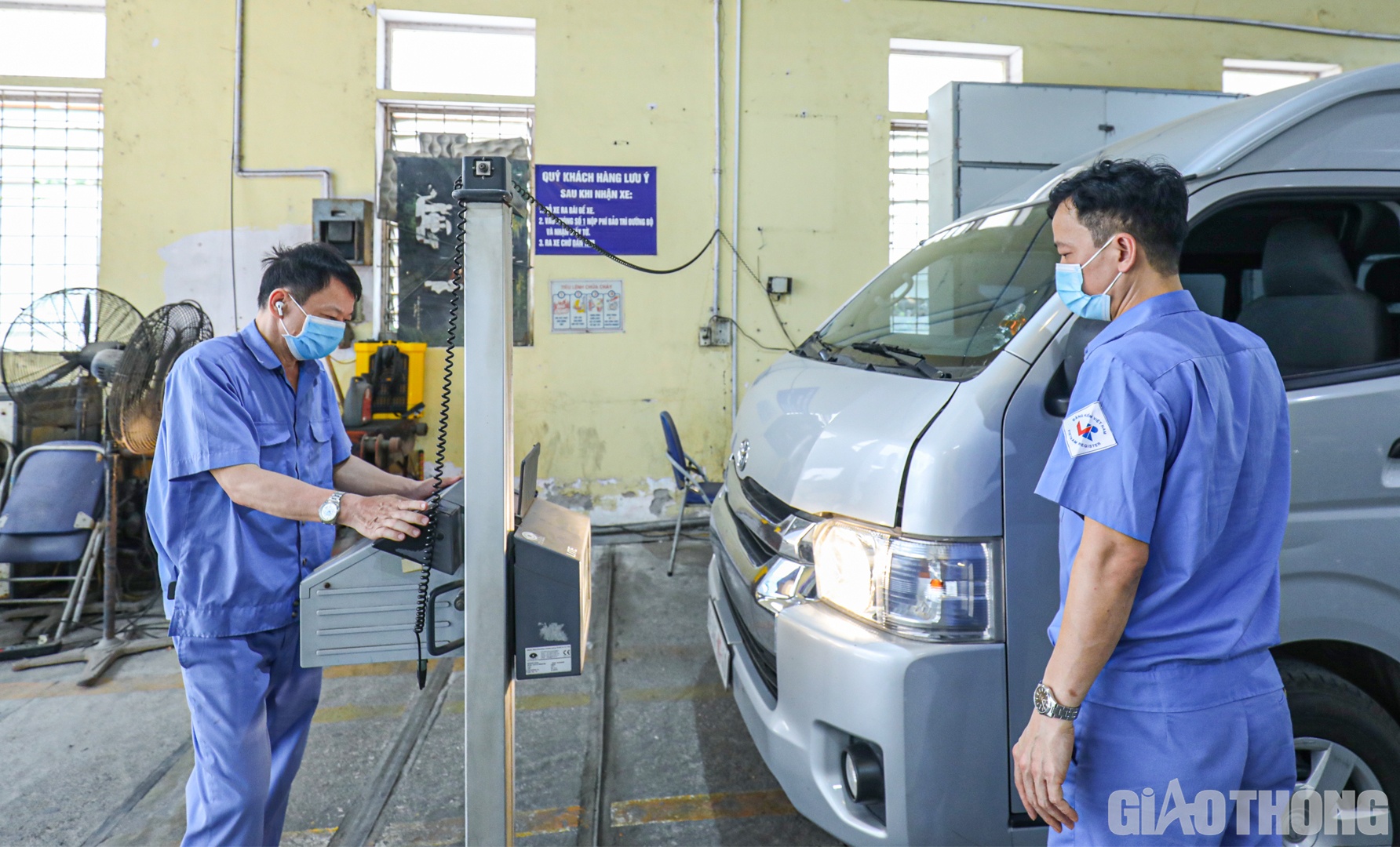 Đối với các xe chở người trên 9 chỗ, thời gian miễn kiểm định là 24 tháng (tăng 6 tháng); sản xuất đến 5 năm, chu kỳ kiểm định định kỳ là 12 tháng (trước đây là 6 tháng), sản xuất trên 5 năm, chu kỳ kiểm định định kỳ là 6 tháng.