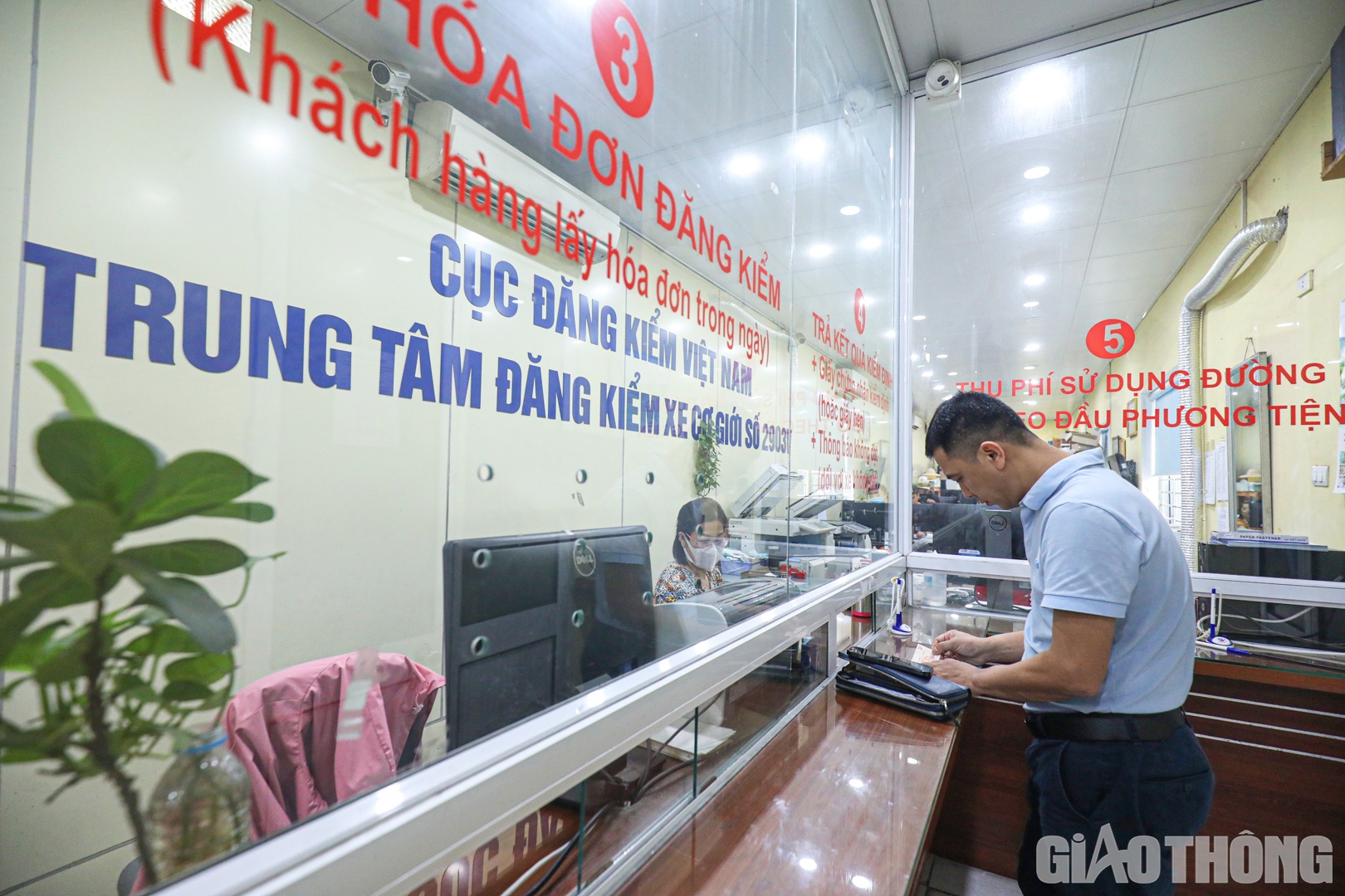 Cục Đăng kiểm VN cho biết, điều kiện để ô tô mới được áp dụng miễn đăng kiểm lần đầu là có năm sản xuất đến năm nộp hồ sơ đề nghị cấp Giấy chứng nhận kiểm định dưới 2 năm (năm sản xuất cộng 1 năm). Với ô tô chở người đến 9 chỗ không kinh doanh vận tải (ô tô cá nhân) thời gian miễn kiểm định đến 36 tháng, tăng 6 tháng so với trước đây.