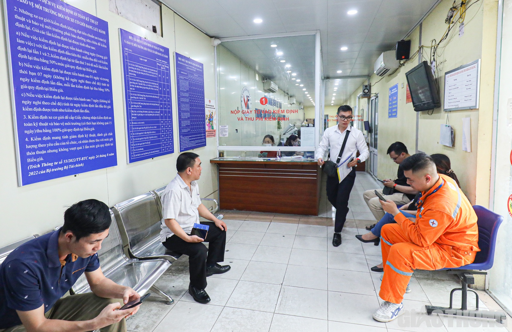 Tại Trung tâm đăng kiểm 2903V (quận Đống Đa, Hà Nội) lúc 10h sáng nay, có 3 chiếc ô tô được miễn đăng kiểm lần đầu, chủ xe phấn khởi khi chỉ cần đưa phiếu hẹn lịch đặt từ trước cùng các giấy tờ: Đăng ký xe, bản cà số khung, số máy của phương tiện để nhân viên làm hồ sơ phương tiện, sau đó nhận giấy chứng nhận và tem kiểm định ra về.