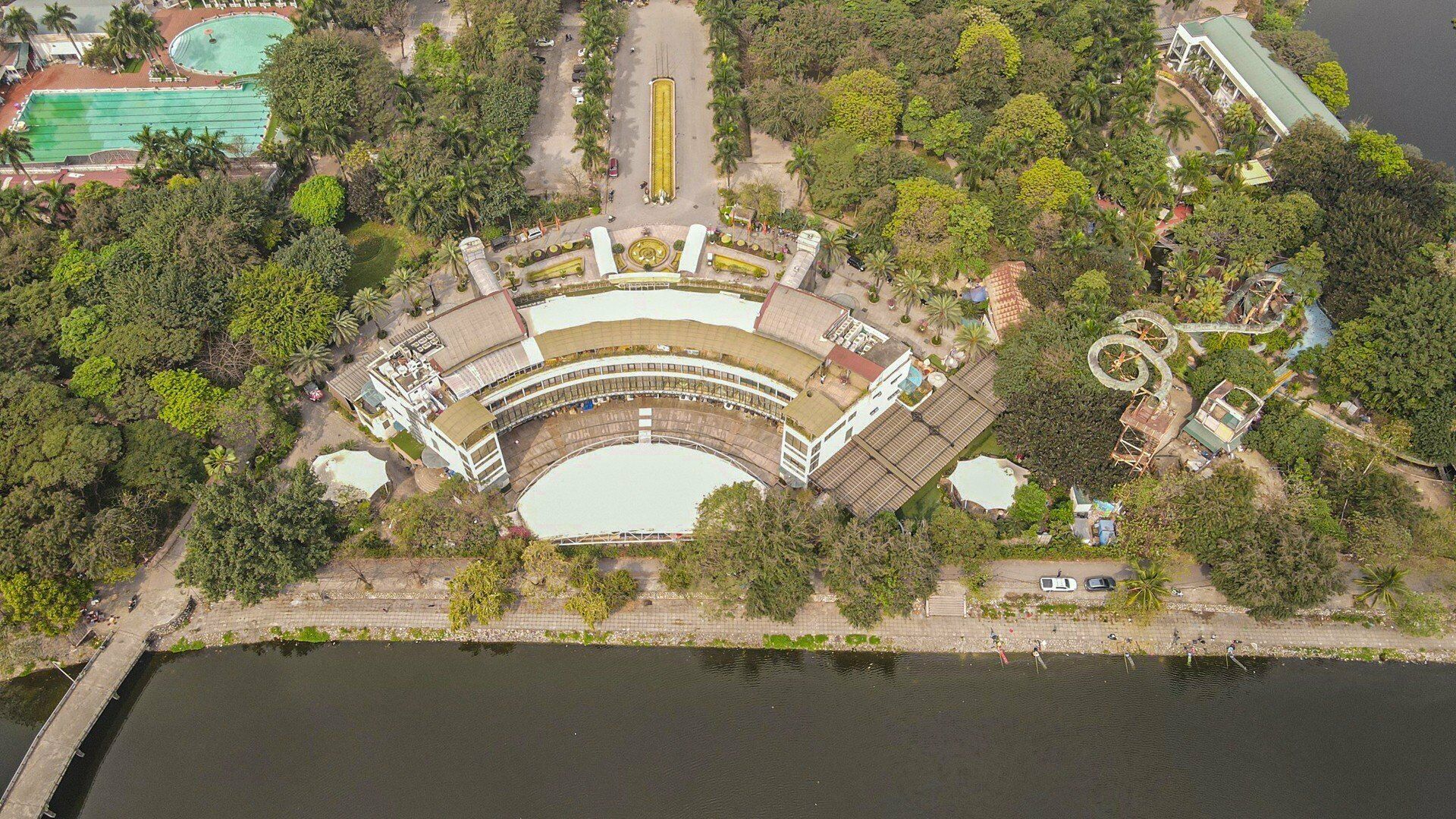 "Thời gian cụ thể ch&uacute;ng t&ocirc;i chưa x&aacute;c định v&igrave; hiện nay ch&uacute;ng t&ocirc;i đang th&ocirc;ng b&aacute;o kinh ph&iacute; cưỡng chế cho chủ đầu tư. Nếu chủ đầu tư kh&ocirc;ng tự th&aacute;o dỡ m&agrave; để lực lượng chức năng th&aacute;o dỡ th&igrave; chủ đầu tư phải chịu phần chi ph&iacute; cưỡng chế, th&aacute;o dỡ n&agrave;y", &ocirc;ng Đức cho hay.