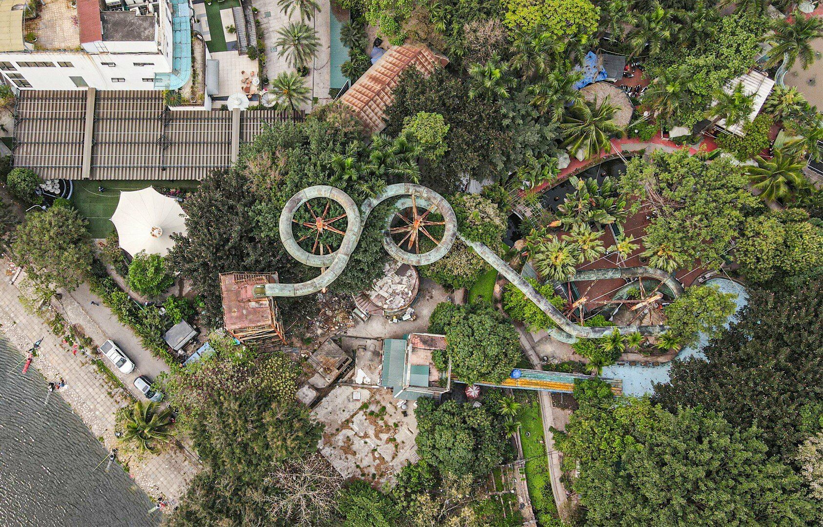 Ghi nhận thực tế cho thấy, trong khu&ocirc;n vi&ecirc;n C&ocirc;ng vi&ecirc;n Tuổi trẻ Thủ đ&ocirc;, song h&agrave;nh với những c&ocirc;ng tr&igrave;nh x&acirc;y dựng sai ph&eacute;p c&ograve;n c&oacute; nhiều hạng mục đang xuống cấp.