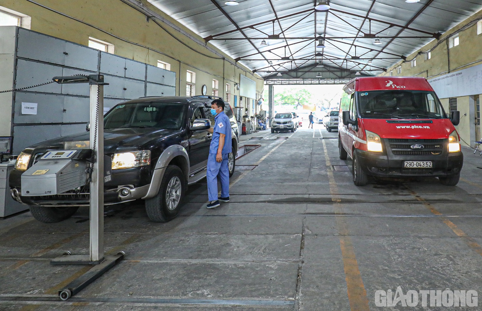 Ghi nhận của PV Báo Giao thông sáng 23/3, ngày thứ hai những quy định mới trong Thông tư 02 được áp dụng trong hoạt động kiểm định xe cơ giới tại các trung tâm đăng kiểm, mọi công đoạn đều diễn ra nhanh chóng, thuận lợi do phần mềm đã được cập nhật sẵn sàng trong sáng ngày đầu áp dụng (hôm qua).