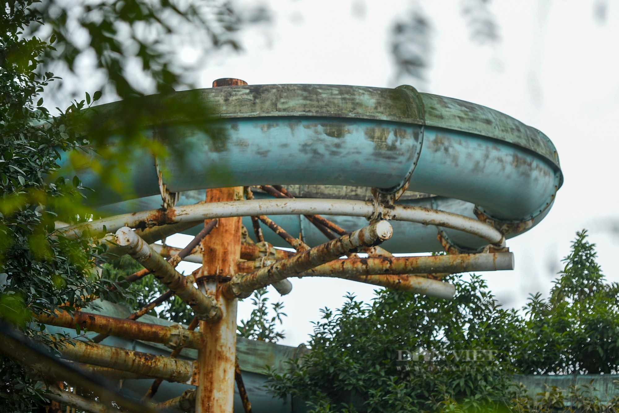 Hệ thống ống trượt lộ thi&ecirc;n khổng lồ d&agrave;i 30m, cao 20m cũng xuống cấp nghi&ecirc;m trọng.