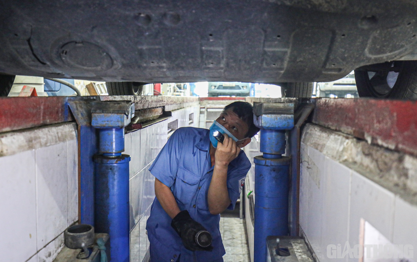 Ngoài ra, Thông tư mới cũng quy định chu kỳ kiểm định định kỳ đối với ô tô tải các loại, ô tô đầu kéo đã sản xuất từ 20 năm trở lên (kể cả ô tô tải, ô tô đầu kéo đã cải tạo thành ô tô chuyên dùng), ô tô tải được cải tạo chuyển đổi công năng từ ô tô chở người sản xuất từ 15 năm trở lên được áp dụng chu kỳ kiểm định định kỳ 6 tháng (tăng 3 tháng so với trước đây).