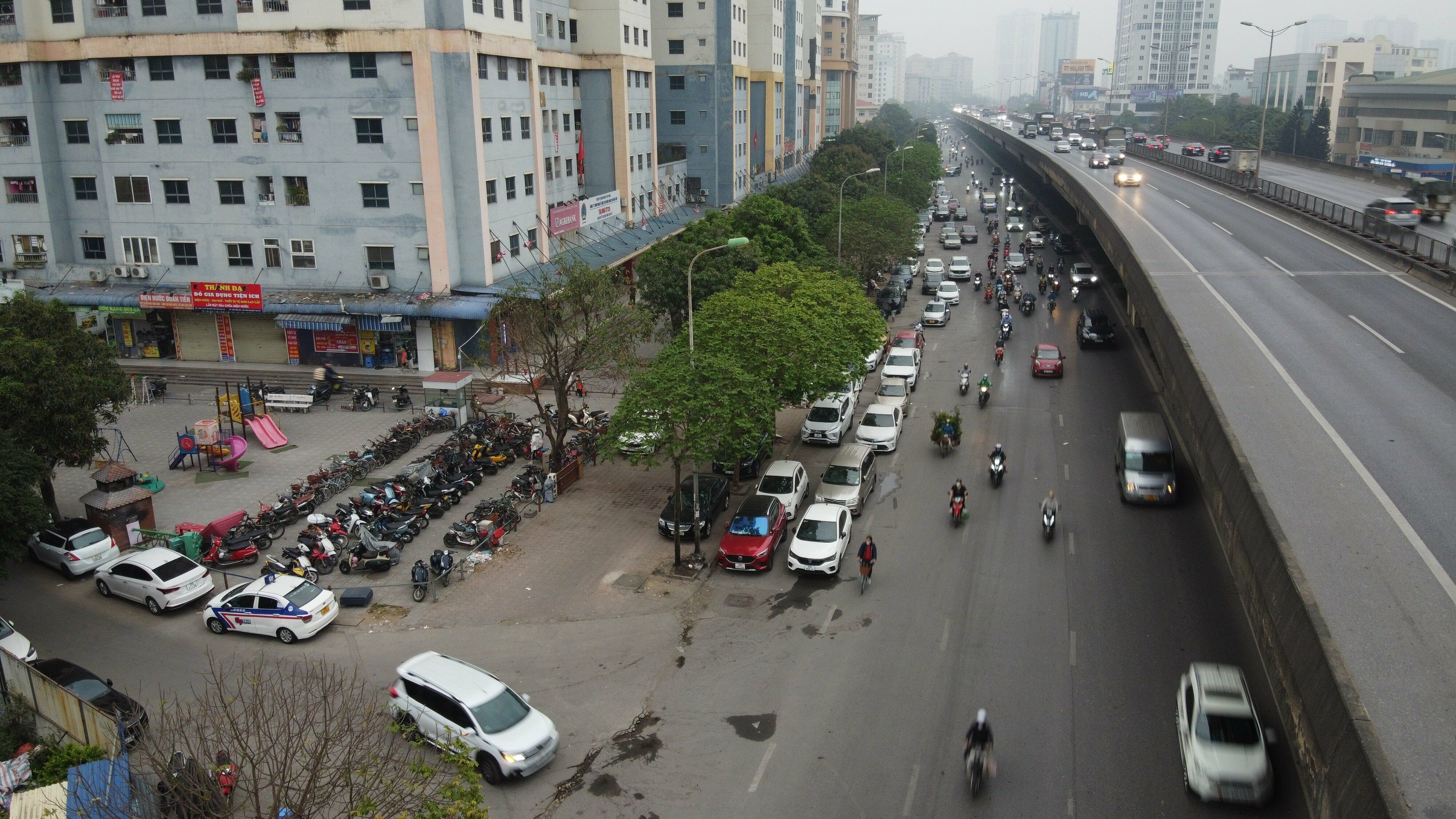 Rất nhiều xe ô tô dừng đỗ sai quy định ở lòng đường Nghiêm Xuân Yêm (phường Đại Kim, quận Hoàng Mai, TP Hà Nội) bị lực lượng CSGT xử phạt.