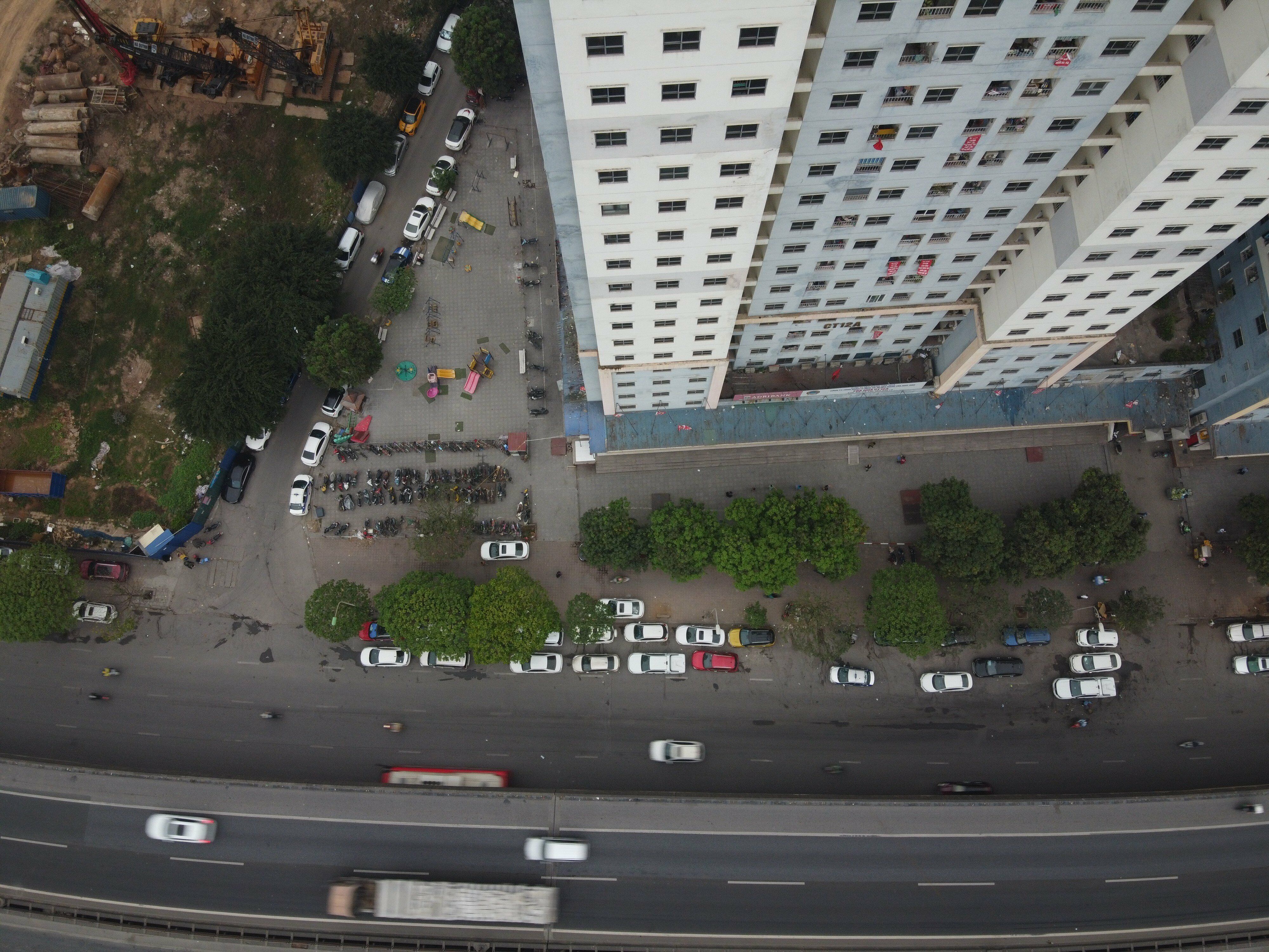 "Chúng tôi đã xử phạt và nhắc nhở nhiều, cư dân cũng có cái khó của họ, nhưng việc đỗ xe thành 2-3 hàng dưới lòng đường vành đai là rất nguy hiểm", vị chỉ huy Đội CSGT số 14 cho hay.