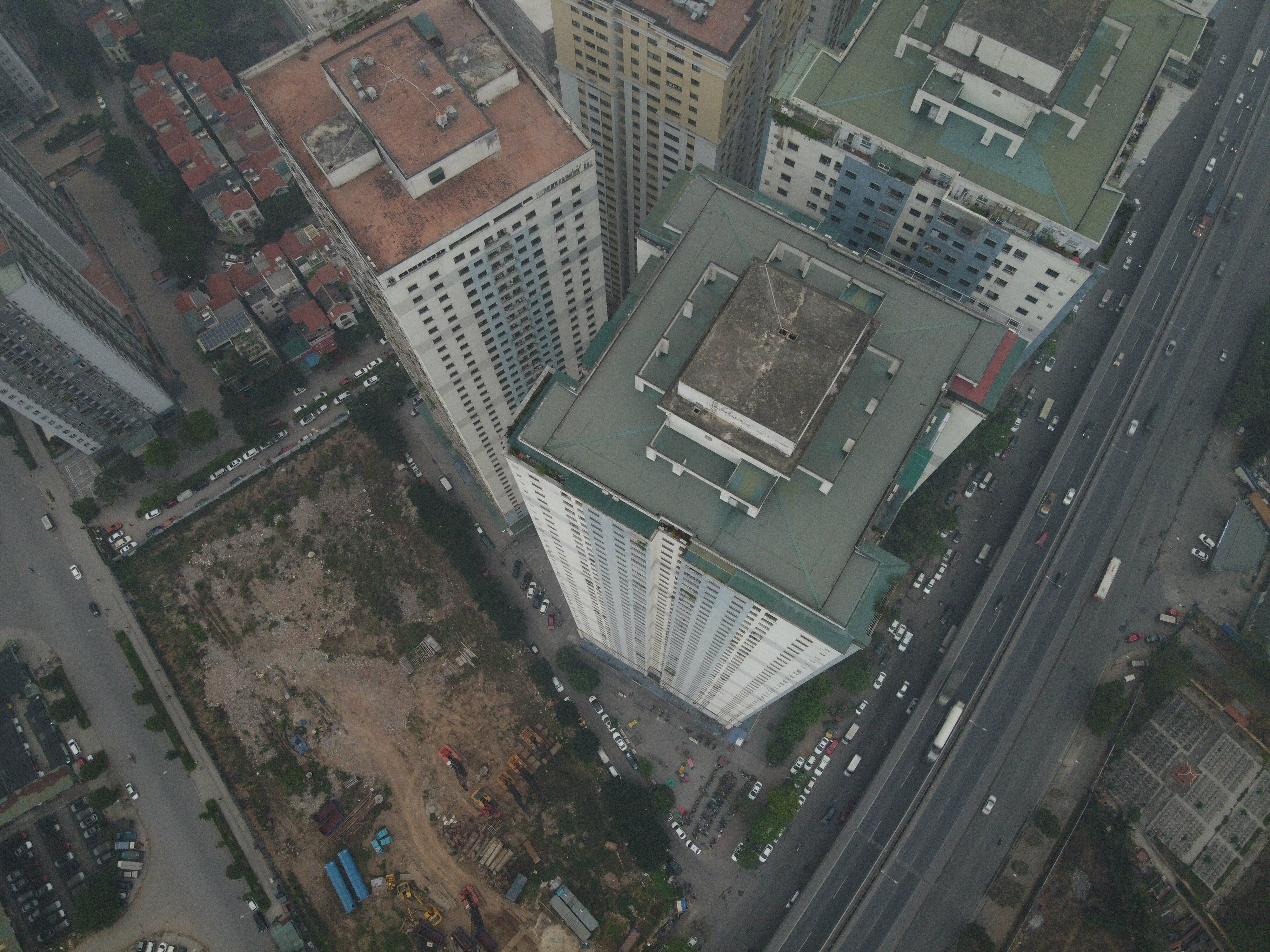 Tình trạng ô tô đỗ thành hàng dài ở lòng đường Nghiêm Xuân Yêm đoạn qua khu chung cư CT12 Kim Văn - Kim Lũ (quận Hoàng Mai, Hà Nội) diễn ra phổ biến nhiều năm qua.