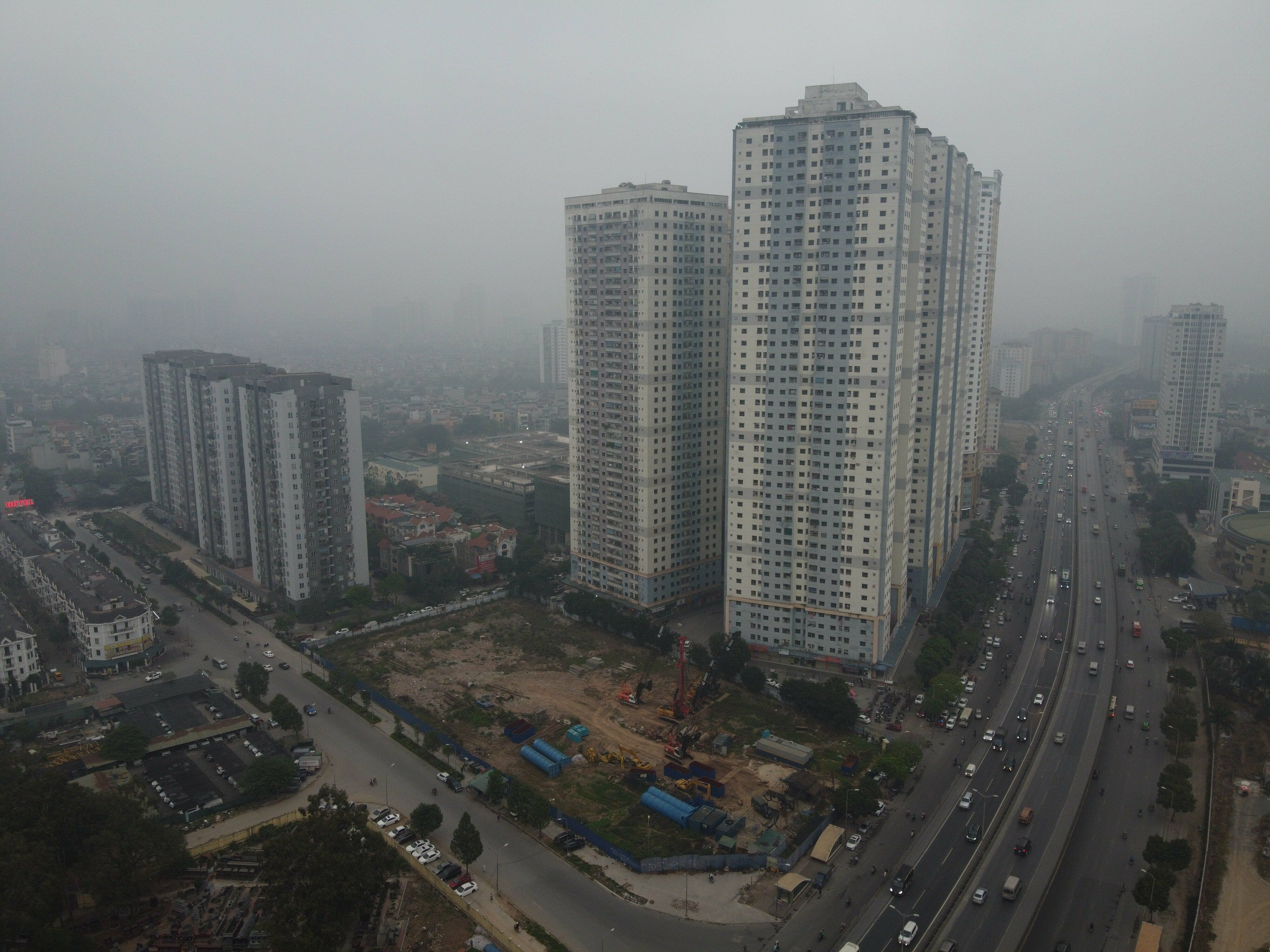 Trưa 24/3, một chiếc Mercedes GLC 200 đỗ tại đây đã khiến một chiếc xe máy tông trúng. Tài xế xe máy bị thương nhẹ sau cú va chạm.