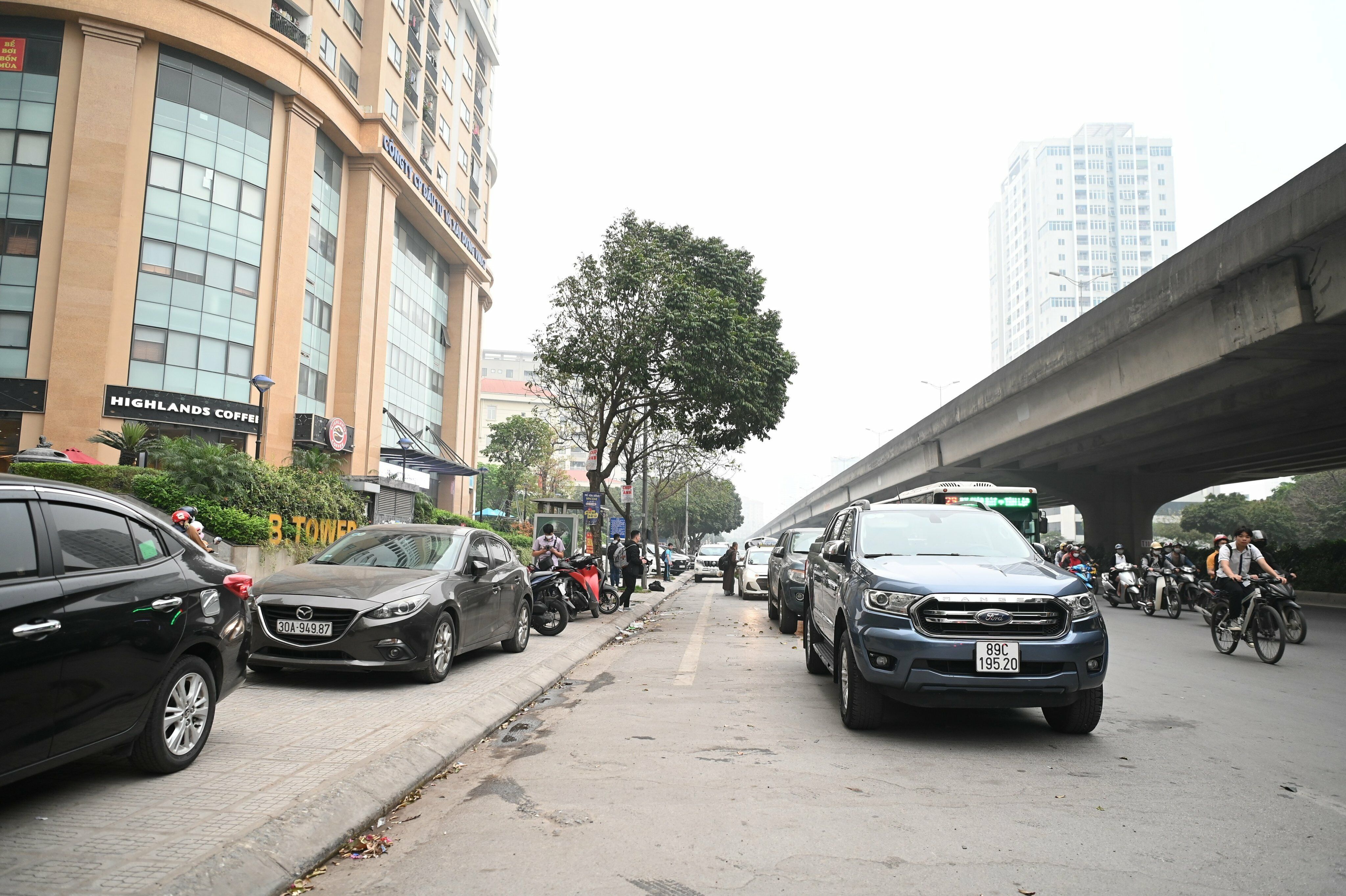 Nhưng không ít xe ô tô vẫn nằm im dưới lòng đường, dù cảnh sát đã thông báo, gọi loa nhưng nhiều chủ xe cả tiếng đồng hồ sau vẫn chưa xuất hiện.