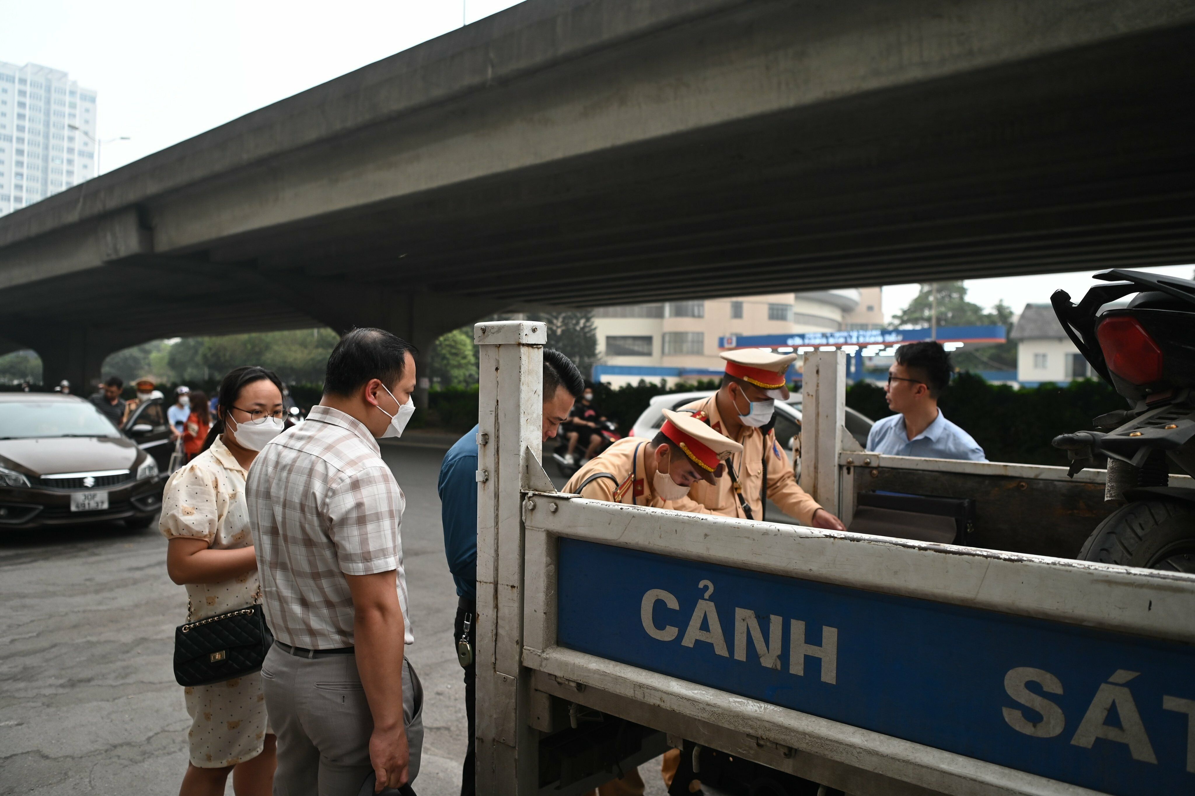 Sau đó lực lượng CSGT đã lập biên bản xử phạt 8 chủ xe với lỗi đỗ xe ở nơi có biển cấm dừng, cấm đỗ.