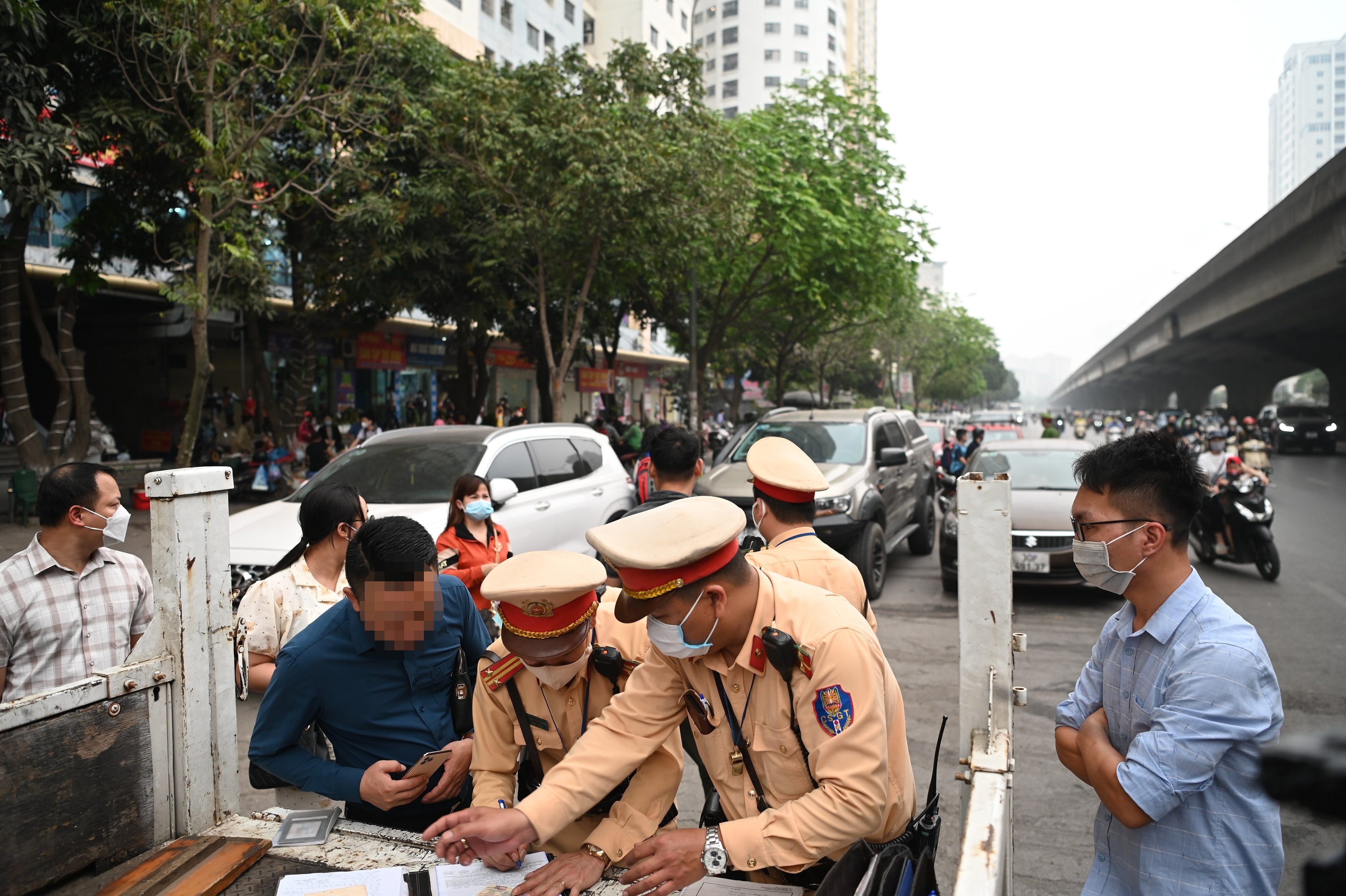 Với vi phạm này, các tài xế sẽ bị phạt 800.000 đồng đến 1 triệu đồng, tạm giữ bằng lái 7 ngày.
