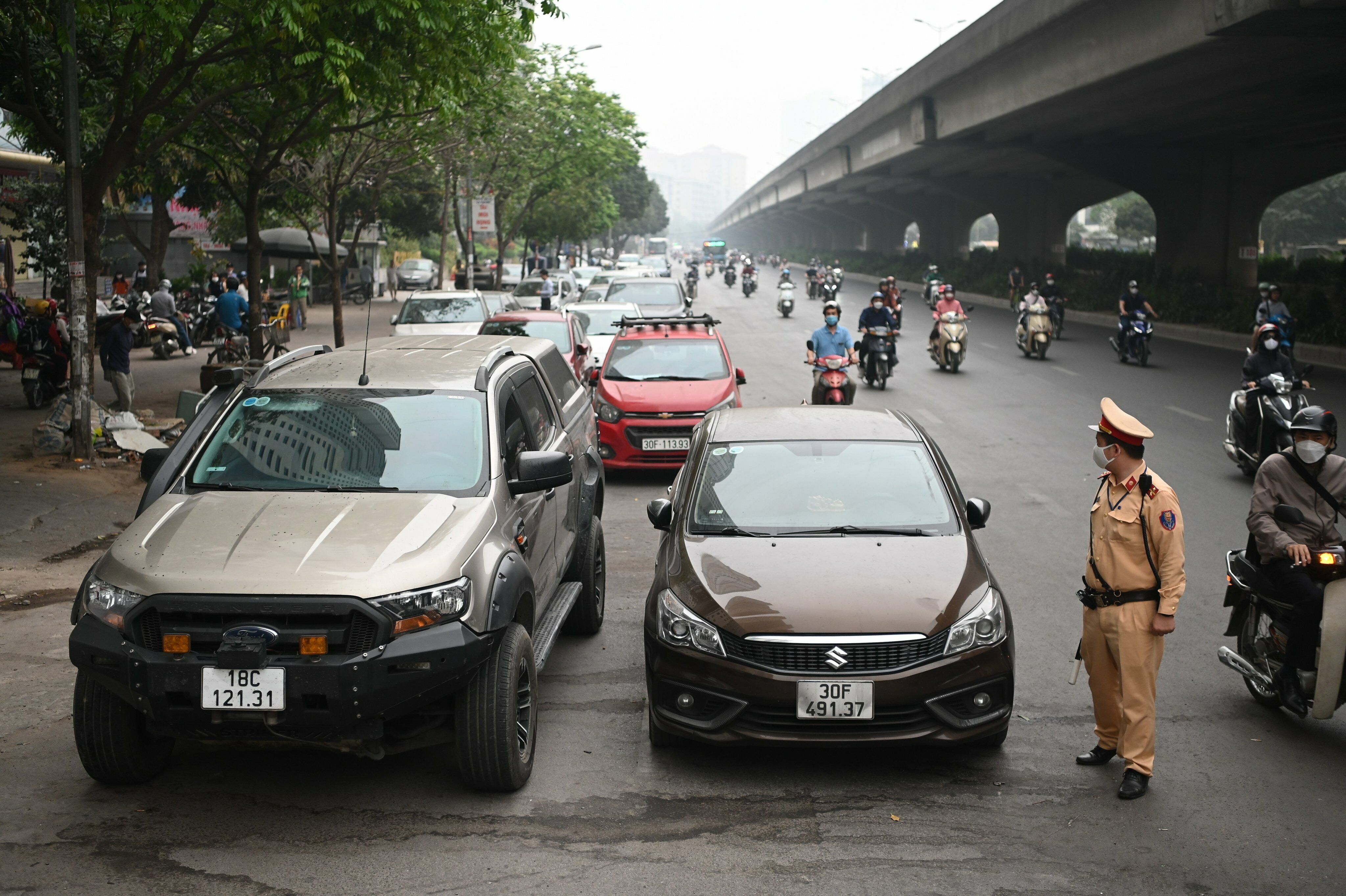 Là người bị xử phạt, anh Tiến Hưng (33 tuổi, cư dân tại Khu đô thị Kim Văn - Kim Lũ) cho biết, bản thân ý thức được việc đỗ xe dưới lòng đường là vi phạm luật giao thông. Tuy nhiên, do tòa chung cư anh ở không có hầm gửi xe nên buộc phải để xe dưới lòng đường, cạnh nơi ở để đi lại cho tiện.