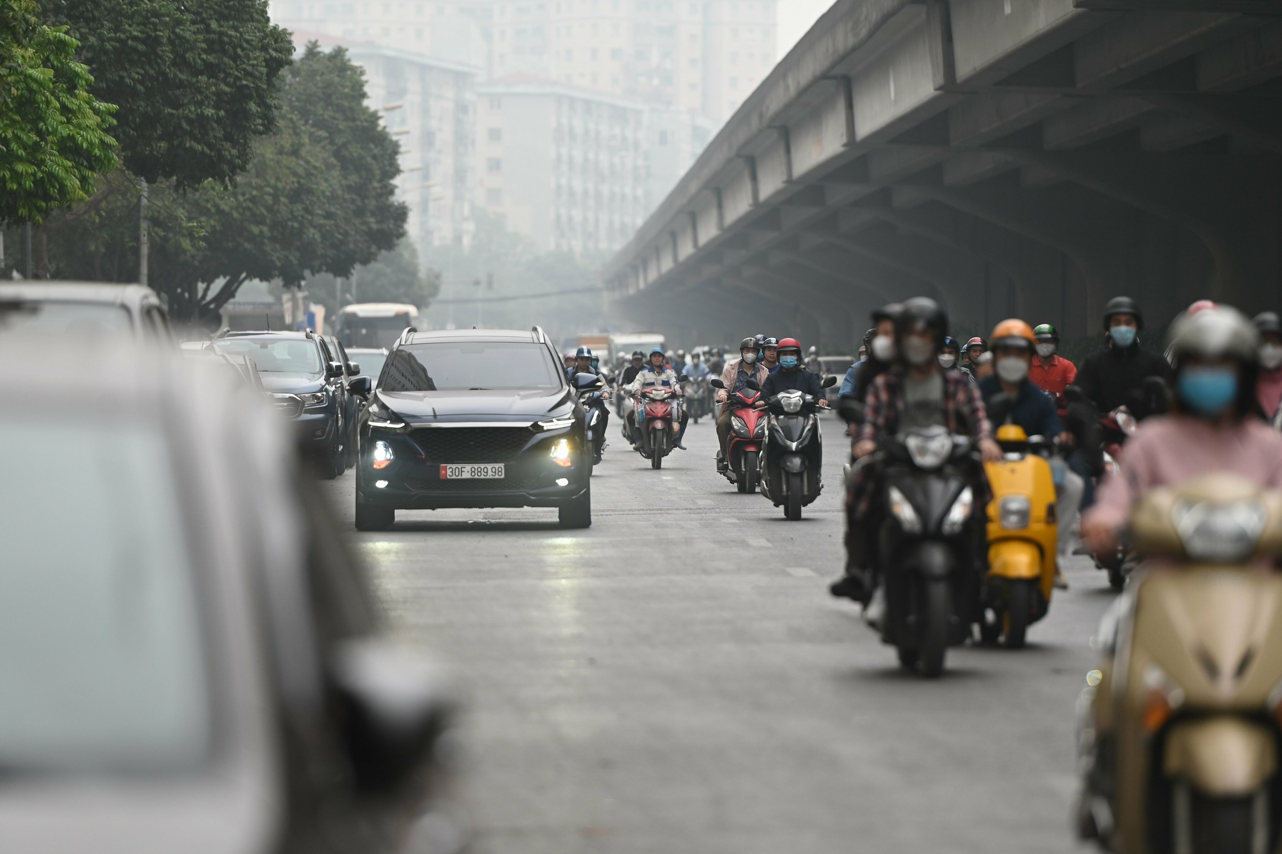 "Xung quanh đây bán kính khoảng 2km không còn bãi xe nào trống, tôi và nhiều cư dân buộc phải đỗ xe dưới lòng đường. Hôm nay bị xử phạt thế này, chúng tôi chấp nhận nộp phạt nhưng bản thân tôi cũng mong muốn chính quyền, chủ đầu tư sẽ có những biện pháp để cư dân tại Khu đô thị Kim Văn - Kim Lũ đỡ khổ", anh Tiến Hưng nói.