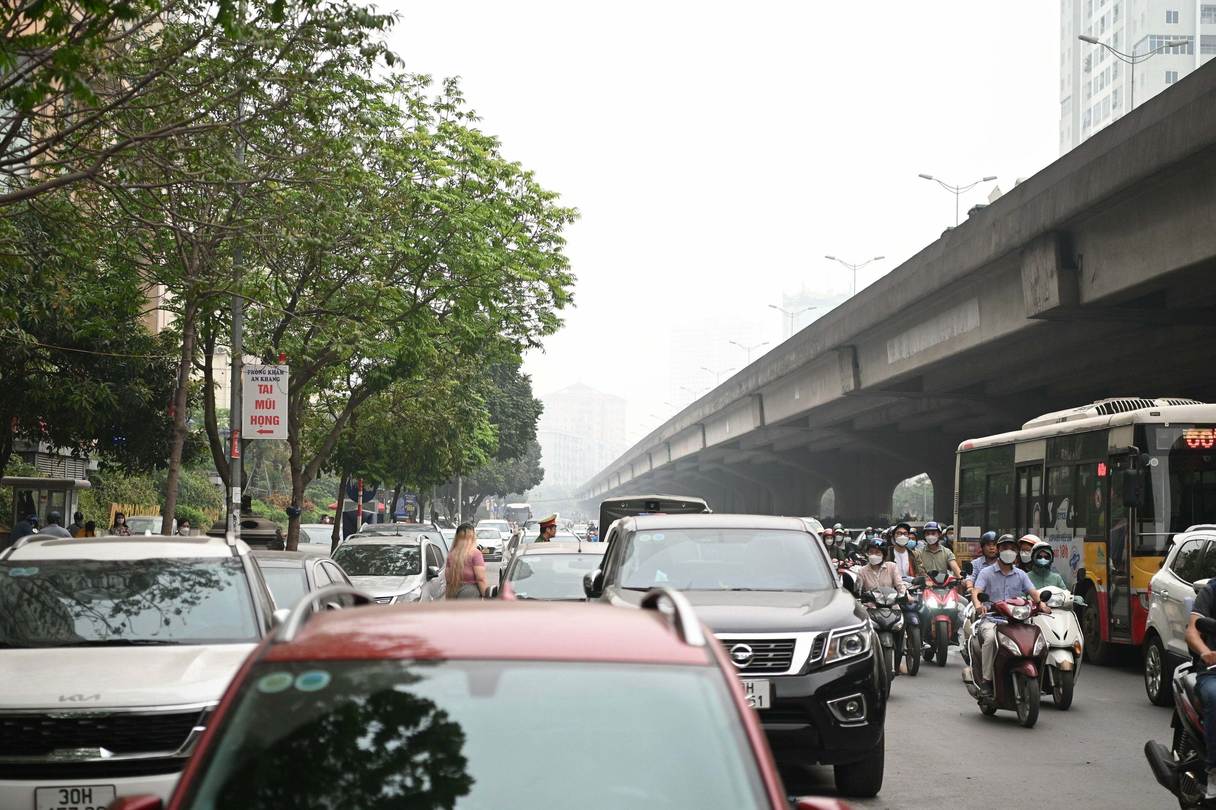 Không chỉ anh Hưng, một số tài xế còn bị CSGT, thanh tra giao thông xử phạt nhiều lần trong khoảng thời gian ngắn nhưng họ vẫn để xe dưới lòng đường vì "không biết làm thế nào".