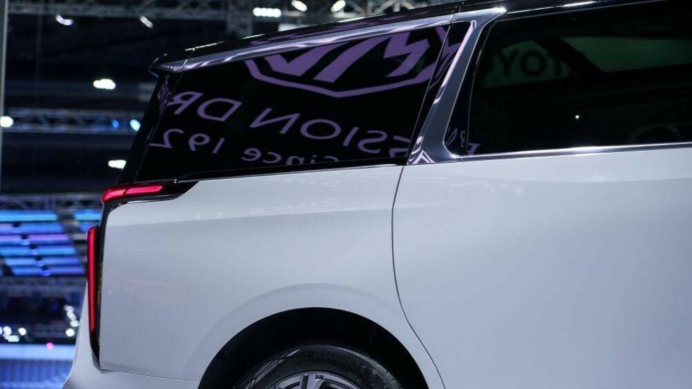 Thêm vào đó là ốp gương ngoại thất và các cột đều được sơn màu đen. Gương chiếu hậu của xe có tính năng gập điện, chỉnh điện và tích hợp đèn báo rẽ