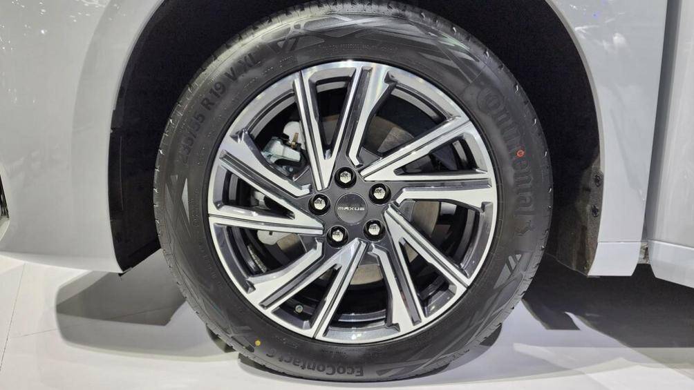 Nằm trong hốc bánh tròn trịa và sơn cùng màu thân xe là bộ vành hợp kim 19 inch với thiết kế 5 chấu kép hình chữ "V", đi kèm lốp có kích thước 235/55 R19