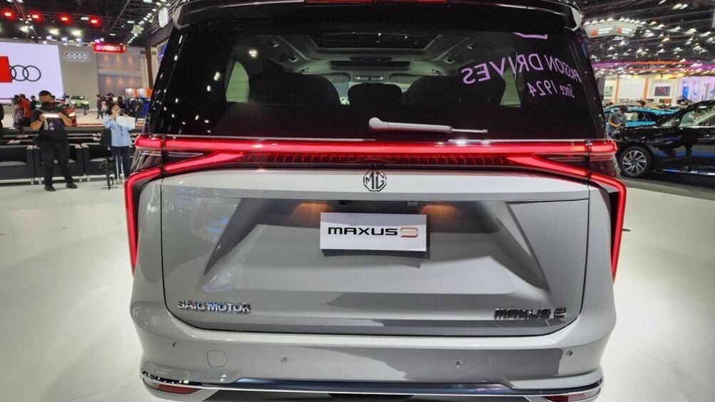 Đằng sau MG Maxus9 xuất hiện cụm đèn hậu LED khá ấn tượng. Cụm đèn này chẳng những nằm vắt ngang trên đuôi xe mà còn kéo dài xuống chắn bùn sau