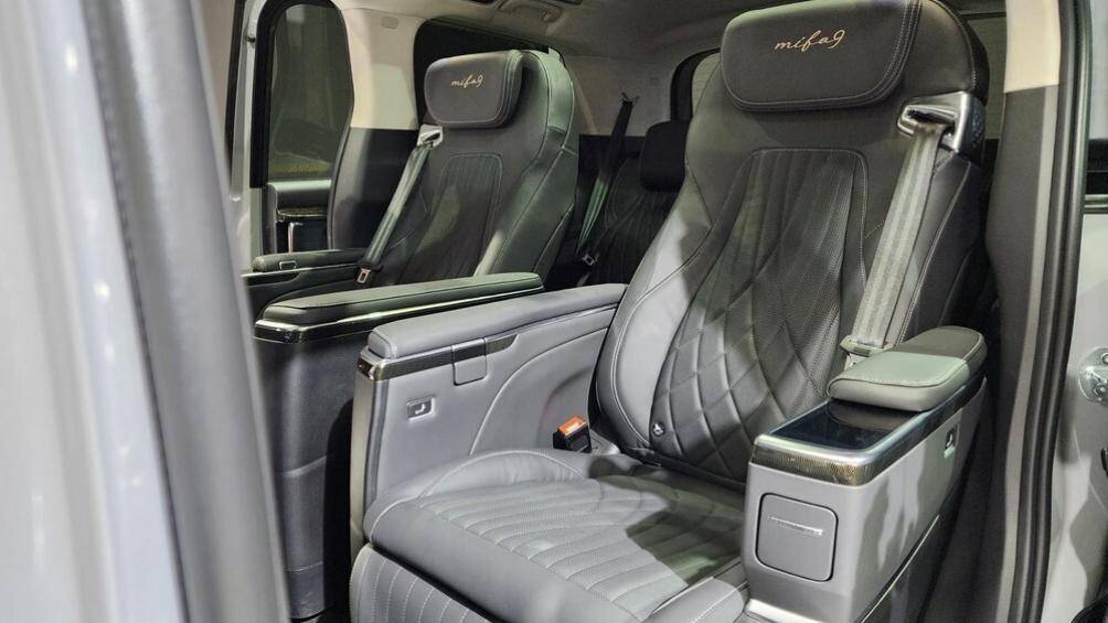 Bên trong mẫu MPV cỡ lớn này là không gian nội thất 3 hàng ghế với 7 chỗ ngồi. Ở bản X tiêu chuẩn, ghế của xe được bọc da tổng hợp