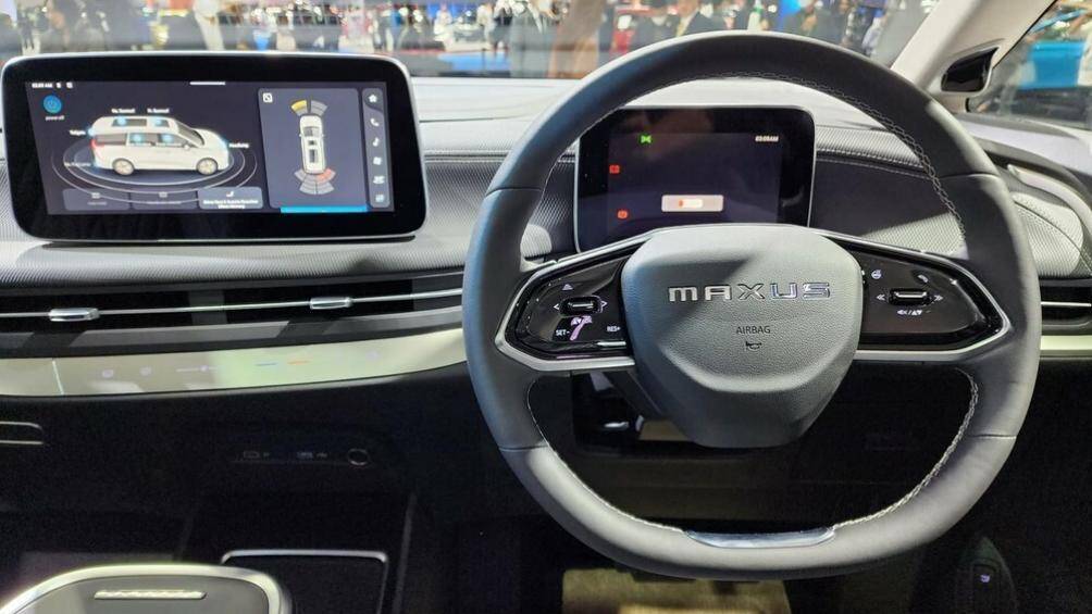 Phía sau vô lăng 2 chấu của xe là bảng đồng hồ kỹ thuật số 7 inch. Nằm độc lập trên mặt táp-lô là màn hình cảm ứng trung tâm 12,3 inch