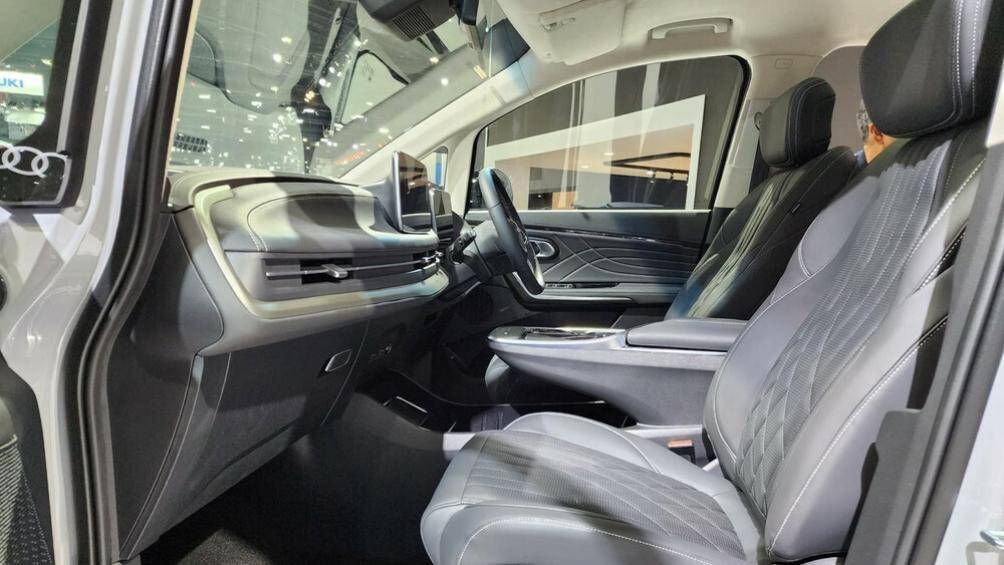 Ở bản cao cấp nhất, xe có thêm hàng ghế trước với đủ tính năng massage, sưởi ấm và thông hơi trong khi ghế lái có thể nhớ vị trí, gương chiếu hậu kỹ thuật số