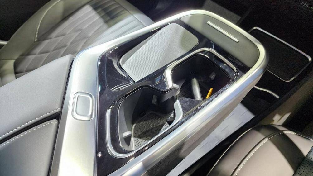 Xe sở hữu nhiều tính năng an toàn như phanh tay điện tử, tự động giữ phanh tạm thời, kiểm soát đèn pha thông minh, cảnh báo áp suất lốp...