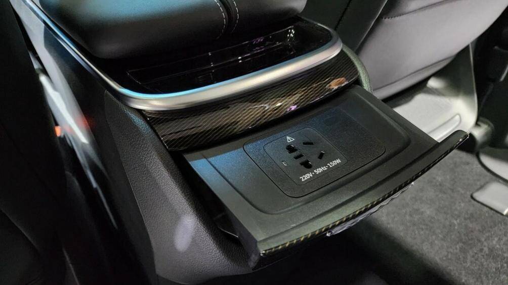 MG Maxus9 tại Thái Lan còn có những trang bị tiêu chuẩn như vô lăng bọc da, chỉnh 4 hướng, tích hợp phím chức năng...