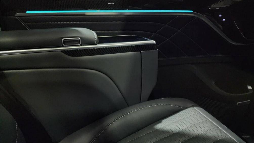 Hệ thống đèn viền nội thất, cửa sổ trời và hệ thống âm thanh 8 loa. Ở hàng ghế giữa là 2 ghế thương gia với tính năng chỉnh điện, massage và sưởi ấm