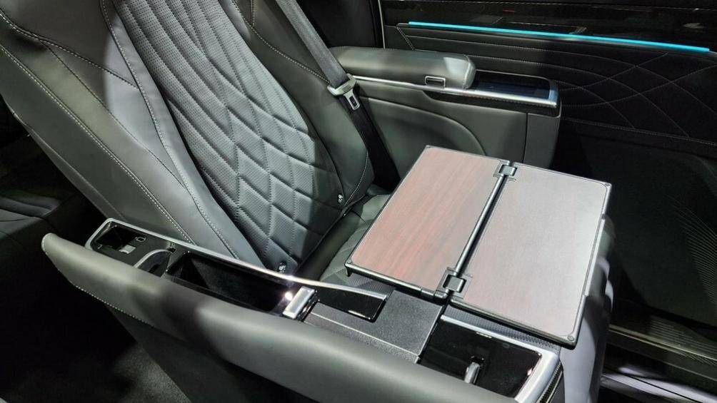 Trong khi đó, bản V cao cấp nhất lại dùng chất liệu da thật pha da tổng hợp