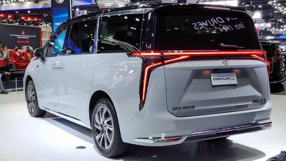 Tương tự nắp ca-pô, thiết kế bên sườn của MG Maxus9 cũng tương đối mượt mà và không có nhiều đường dập gân cùng cửa trượt chỉnh điện bên sườn