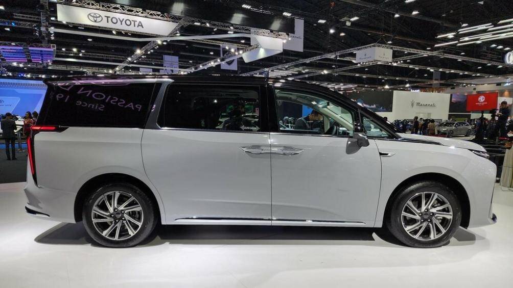 MG Maxus9 có kích thước khá lớn với chiều dài 5.270 mm, chiều rộng 2.000 mm, chiều cao 1.840 mm, chiều dài cơ sở 3.200 mm và chiều cao gầm 140 mm