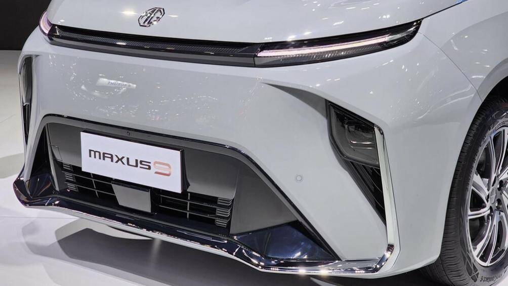 Ở thị trường Thái Lan, xe có 2 phiên bản là X và V. Giá bán dự kiến của MG Maxus9 ở Thái Lan là 2,5 triệu Baht (khoảng 1,725 tỷ đồng)