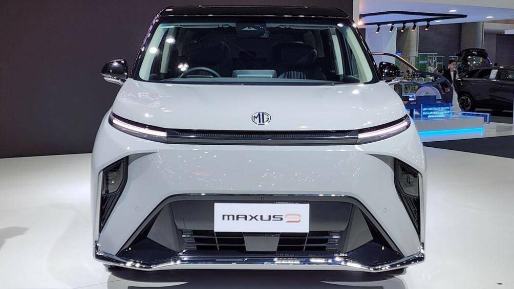 Trên đầu xe, mẫu MPV cỡ lớn của Trung Quốc sở hữu hệ thống đèn 2 tầng với dải đèn LED định vị ban ngày khá mỏng nằm phía trên, sát với nắp ca-pô