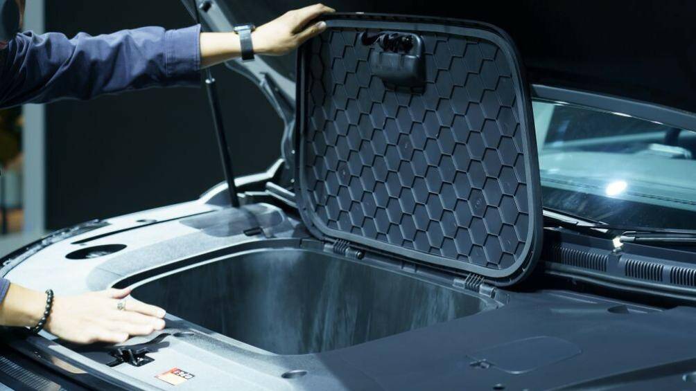 Nắp ca-pô của mẫu MPV cỡ lớn này có thiết kế khá phẳng và đi kèm logo của thương hiệu MG. Bên dưới nắp ca-pô có thêm một khoang hành lý nhỏ