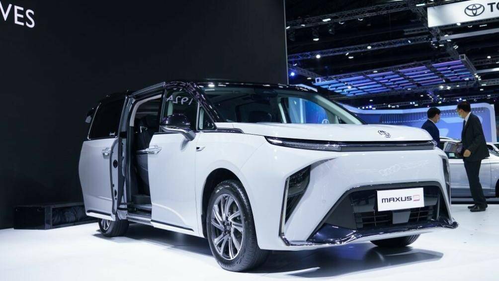 Ở giữa hốc gió trung tâm là hộp màu đen hình thang để chứa các cảm biến phục vụ hệ thống an toàn chủ động ADAS của xe