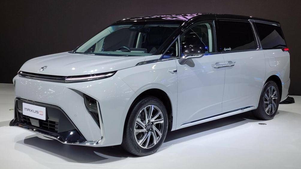 Nối giữa 2 dải đèn LED định vị ban ngày là nẹp màu đen bóng. Trong khi đó, đèn pha của xe được đặt thấp bên dưới, trong hốc hình tam giác