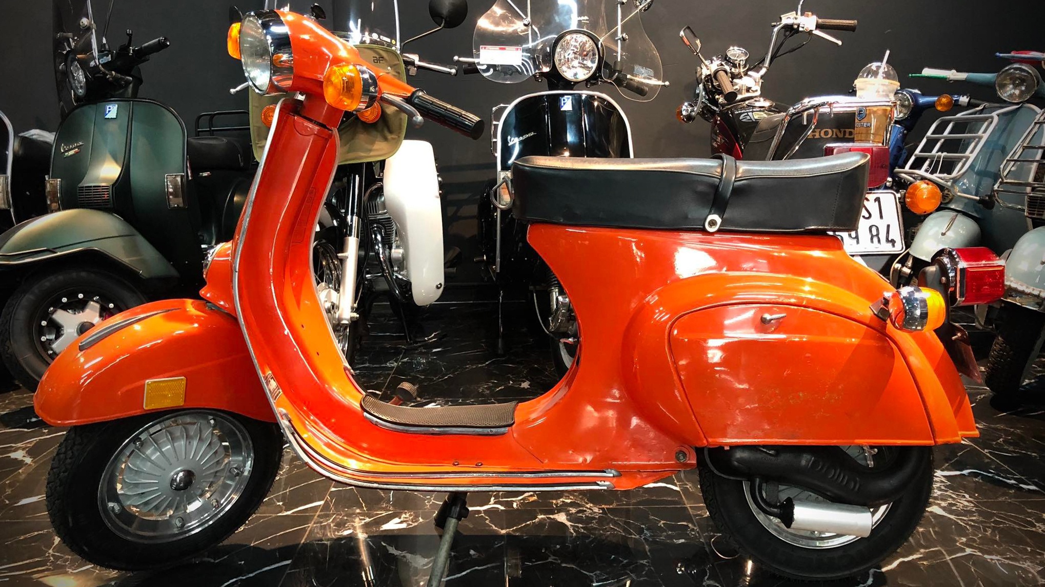 Chủ sở hữu cho biết giá trị xe hiện tại khoảng 200 triệu đồng và đây là chiếc Vespa Primavera 1974 đầu tiên được ghi nhận xuất hiện tại Việt Nam