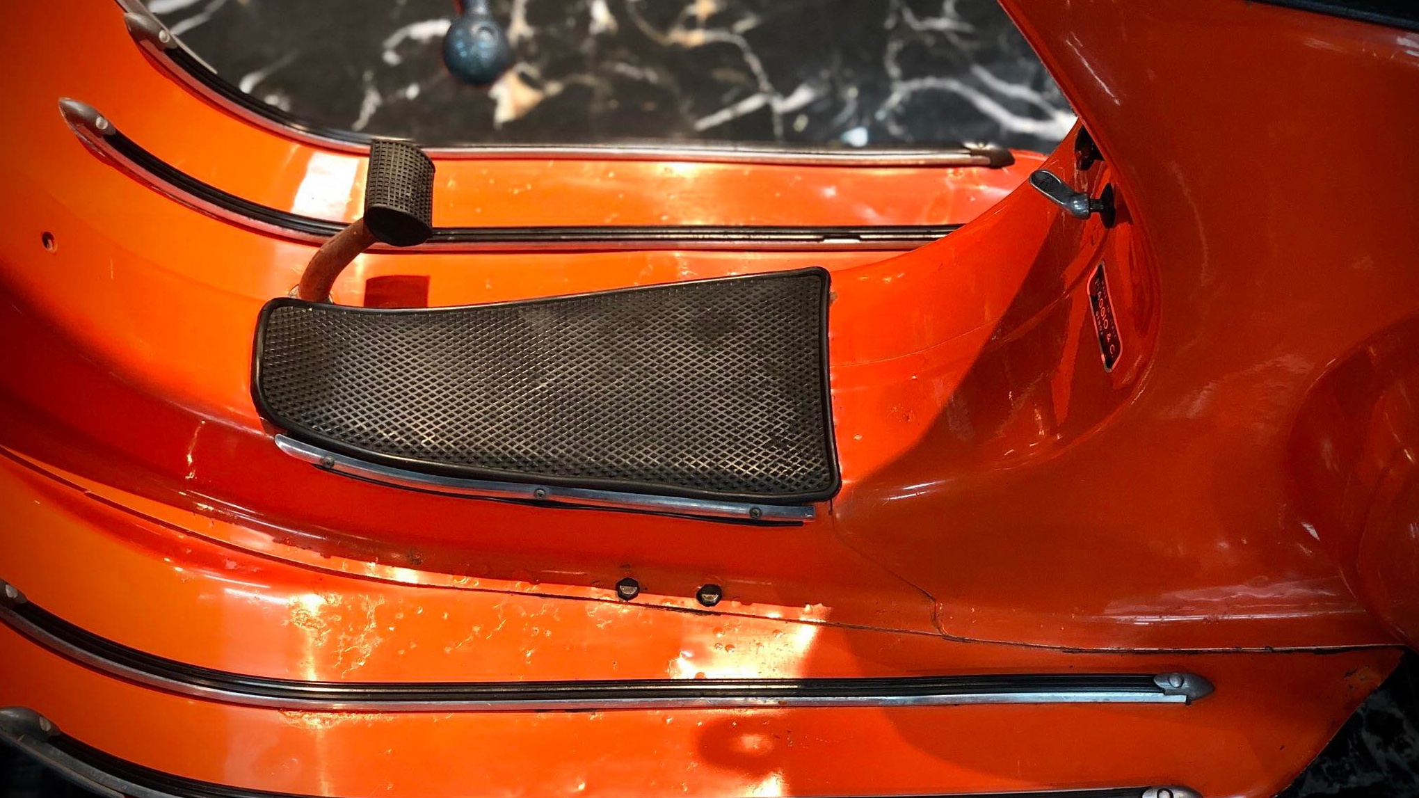 Tương tự nhiều mẫu Vepsa cổ khác, chiếc Primavera 1974 có phanh chân dưới sàn xe